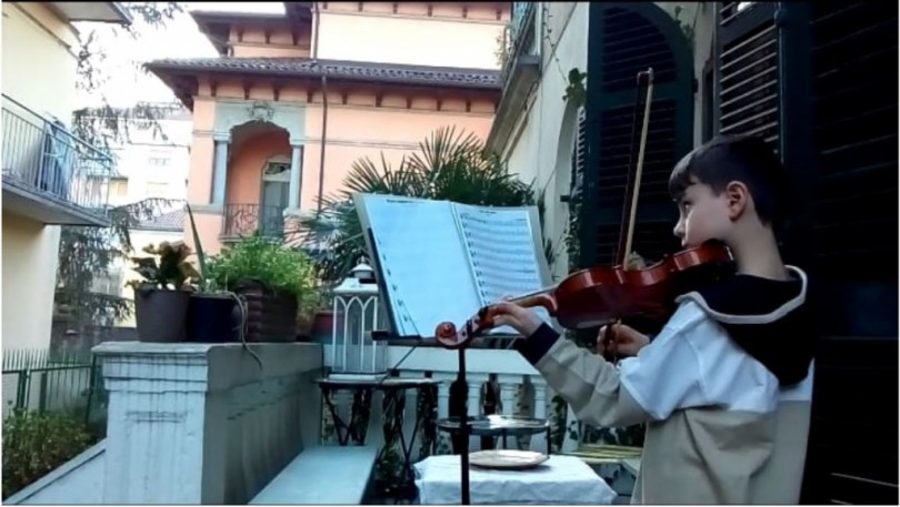 Sui balconi di Casale si suona per sconfiggere la paura